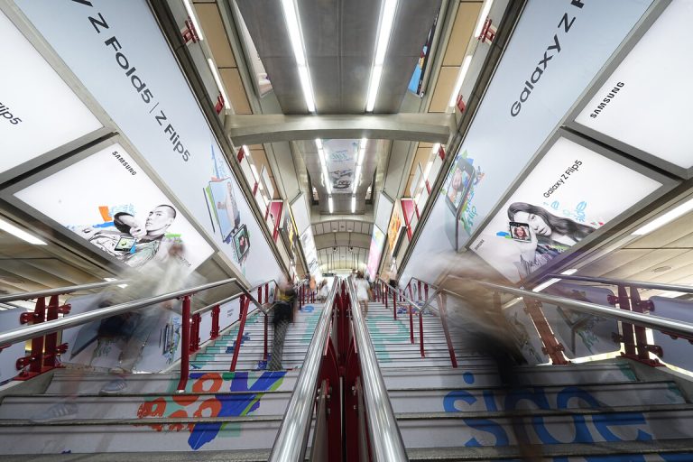 ซัมซุงจับมือ VGI เทคโอเวอร์ครั้งยิ่งใหญ่ที่สุด! สร้างปรากฎการณ์ เปลี่ยนสถานีสยามเป็น  “Galaxy Station” เติมสีสัน และความสนุกให้การเดินทางยิ่งกว่าเดิม ด้วยสมาร์ทโฟนหน้าจอพับได้สุดล้ำอย่าง Galaxy Z Flip5 และ Galaxy Z Fold5