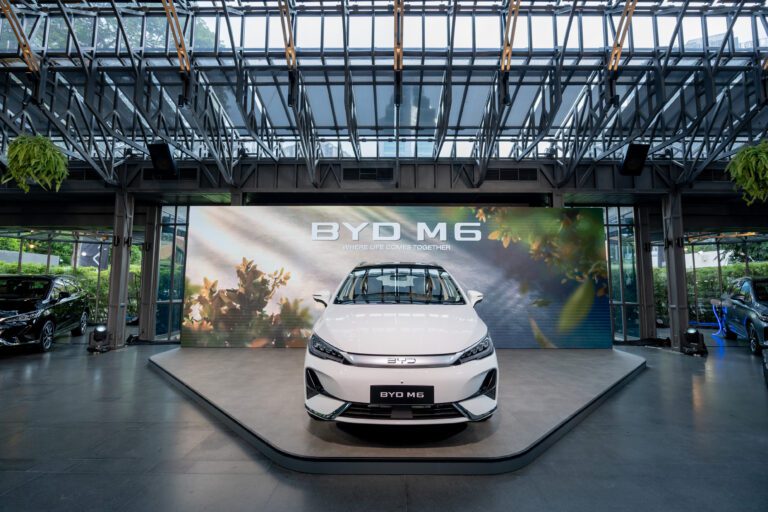 บีวายดี ร่วมกับ เรเว่ ออโตโมทีฟ เปิดตัว BYD M6 รถ MPV ไฟฟ้า 6 ที่นั่ง ตอบโจทย์ครอบครัวยุคใหม่ด้วยเทคโนโลยีล้ำสมัย และความสะดวกสบายครบครัน