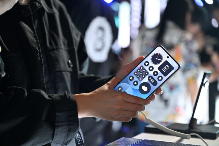 Nothing เปิดตัว Phone (3) สมาร์ตโฟนเรือธงสุดล้ำ ที่ปลดปล่อยทุกความสร้างสรรค์   พร้อม Headphone (1) หูฟังครอบหูรุ่นแรกของ Nothing ที่สุดแห่งนวัตกรรม กับดีไซน์อันเป็นเอกลักษณ์
